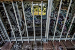 RW4_1159_HDR behind bars_wp