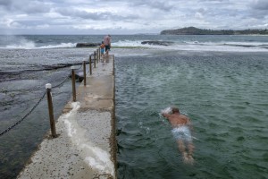 _XT17364 man swimming in Mona Vale pool 20160123_r