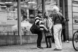 _XT19564-untitled-Edit160629-a chat in Fuerth bw-20160629_r